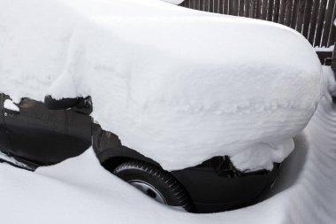 Araba karın altında.