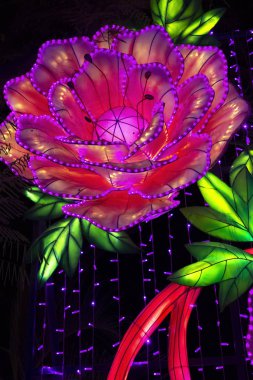 Parkta parlayan figürler