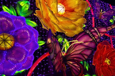 Parkta parlayan figürler