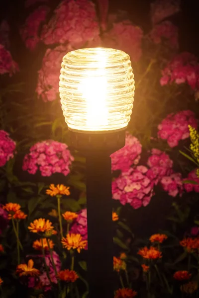 Lámpara de jardín en el jardín de flores —  Fotos de Stock