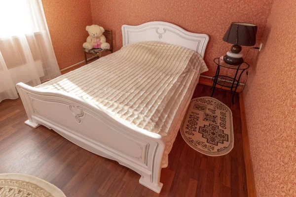 Witte meubels in de slaapkamer — Stockfoto