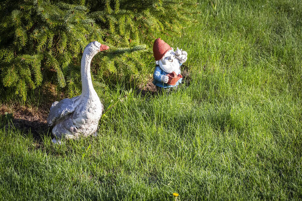 Старые садовые фигуры
