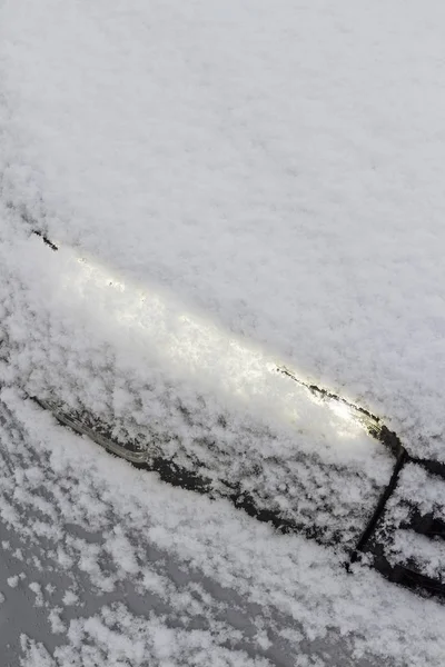 雪の下の車 — ストック写真