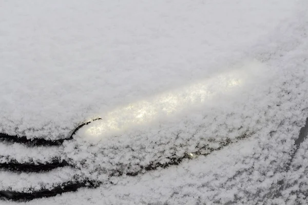 雪の下の車 — ストック写真