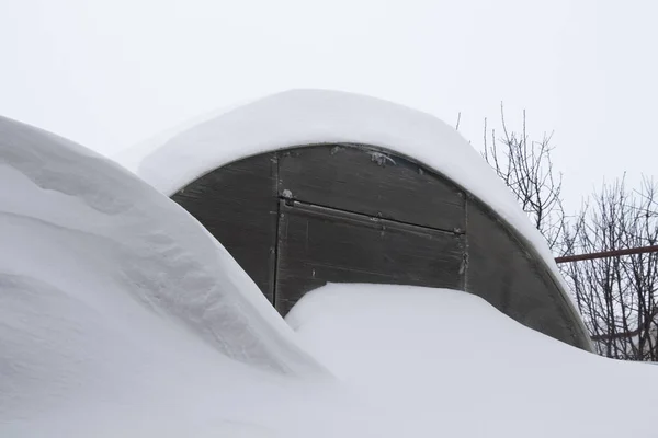Invernadero bajo la nieve —  Fotos de Stock
