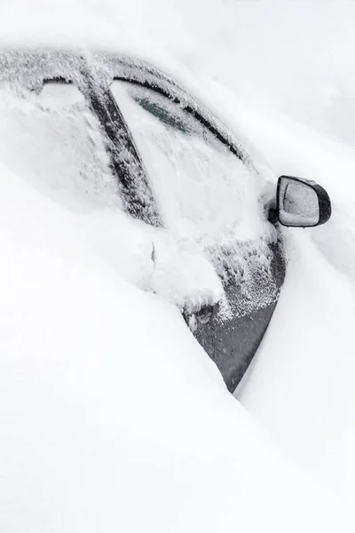 Carro sob a neve — Fotografia de Stock