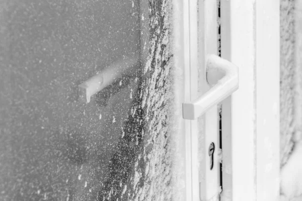 ドアは雪で覆われている。 — ストック写真