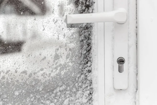 Дверь покрыта снегом — стоковое фото