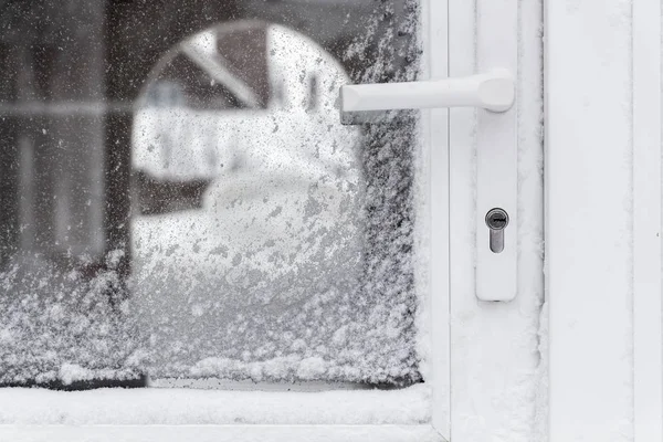 Двері вкриті снігом — стокове фото