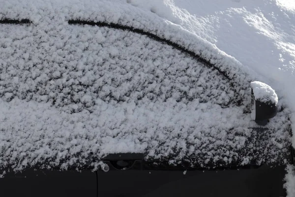 Αυτοκίνητο κάτω από το χιόνι — Φωτογραφία Αρχείου