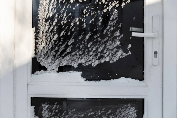 Die Tür ist mit Schnee bedeckt — Stockfoto