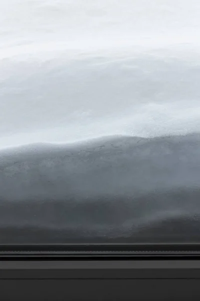 Χιόνι στο περβάζι του παραθύρου — Φωτογραφία Αρχείου