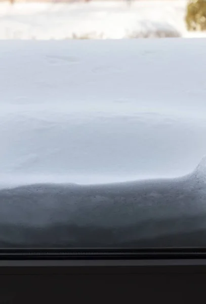 Χιόνι στο περβάζι του παραθύρου — Φωτογραφία Αρχείου