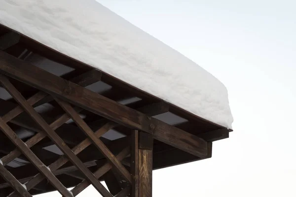 屋根の上に雪の層 — ストック写真