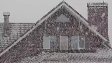 Pencerenin dışında kar yağışı