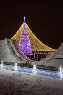 Kazan, Rusya - 1 Ocak 2020: Kazan 'ın zarif Noel ağacı yakınlarında yeni yıl kutlaması.