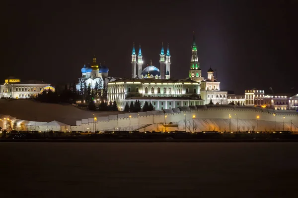 ロシア カザン 2019年12月31日 カザン クレムリン 博物館予約と市内で最も人気のあるアトラクション 花山江対岸からの夕景 — ストック写真
