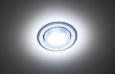 Aralıklı tavan, beyaz ışığın yakın plan lambası..