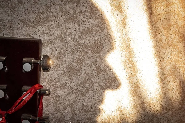 Uma Sombra Perfil Rosto Uma Parede Quarto Com Uma Guitarra — Fotografia de Stock