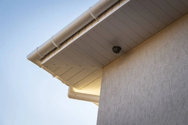 Sistema Esgoto Plástico Branco Câmera Vigilância Uma Casa Privada — Fotografia de Stock