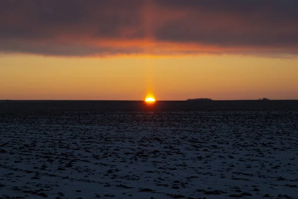 Winter Ijzige Zonsopgang Het Open Gebied Boven Het Besneeuwde Oppervlak — Stockfoto