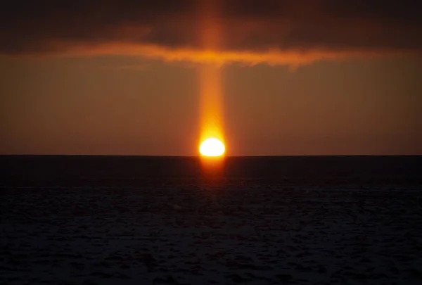 Vinterfrostig Soluppgång Det Öppna Området Ovanför Åkrarnas Snöiga Yta — Stockfoto