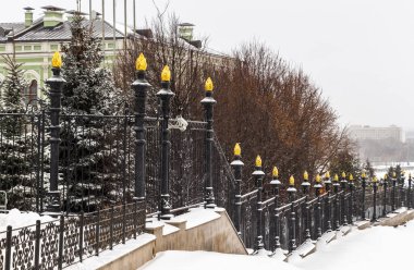 Kazan Kremlin 'in Kazan şehrinin seddi üzerindeki gözlem güvertesinden kış manzarası.