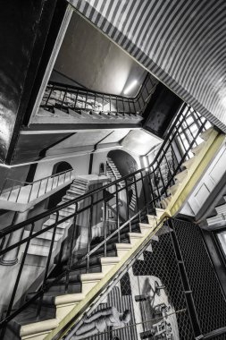 Merdivenler illüzyon tarzında tasarlanmıştır..