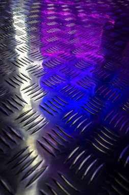 Metal, parlak bir zeminde renkli vitrinlerin yansıması.