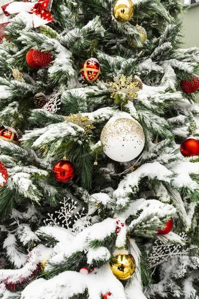 Χιονισμένο Διακοσμημένο Χριστουγεννιάτικο Δέντρο Στέκεται Ένα Κοντινό Δρόμο Της Πόλης — Φωτογραφία Αρχείου