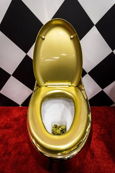 Goldene Toilette Mit Geld Auf Rotem Boden Als Konzept — Stockfoto