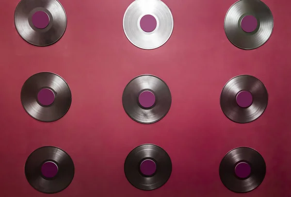 Vieux Disques Vinyle Accrochés Sur Mur Rouge — Photo