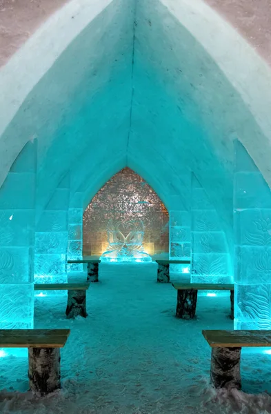 Внутри Ледяного Замка Яркими Светодиодными Лампами — стоковое фото