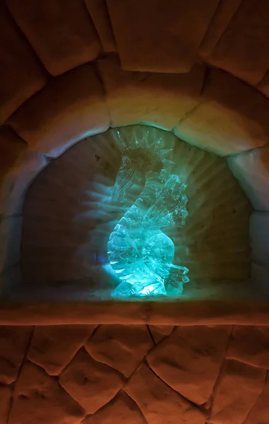 Drinnen Die Eisburg Mit Bunten Led Lichtern Eisfigur Eines Seepferdchens — Stockfoto