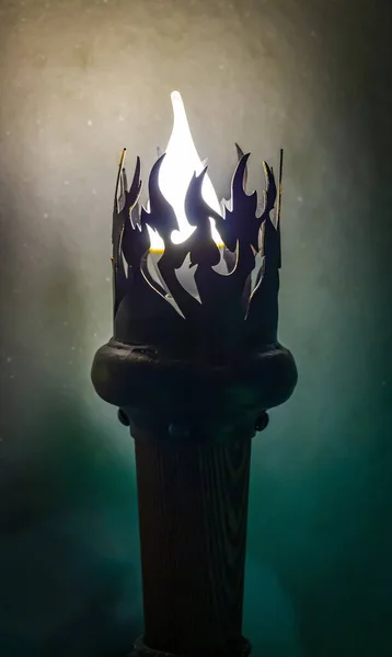 Горящая Факельная Лампа Темной Комнате Крупным Планом — стоковое фото