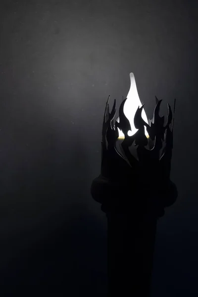 Горящая Факельная Лампа Темной Комнате Крупным Планом — стоковое фото
