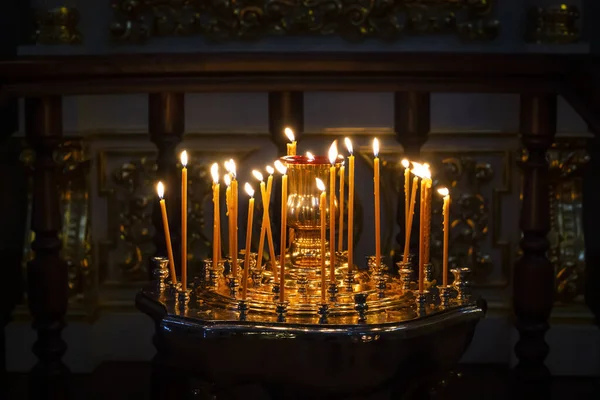 基督教教堂里的许多蜡烛在燃烧 — 图库照片