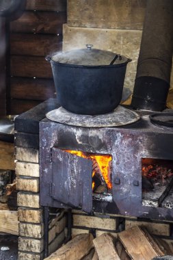 Bir tencere çorba eski bir demir sobada pişirilir..