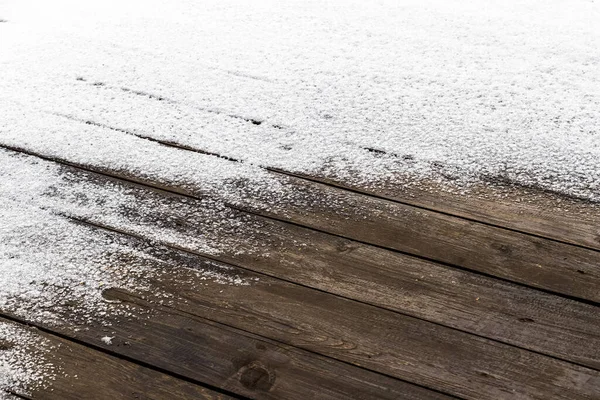 背景としてオープンテラスの木製の板床に雪 — ストック写真