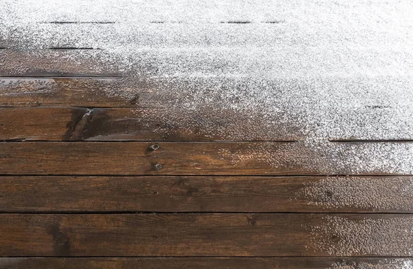 背景としてオープンテラスの木製の板床に雪 — ストック写真