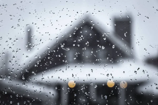 Krople Deszczu Szybie Okna Pochmurny Zimowy Dzień Widok Przez Okno — Zdjęcie stockowe