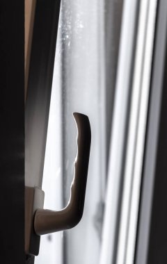 Büyük beyaz bir plastik pencere aç.