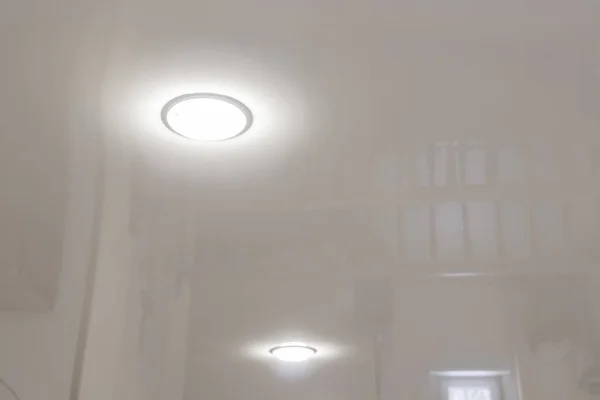 Pırıl pırıl bir tavandaki LED tavan lambaları.