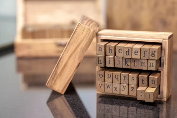 Dřevěná razítka abecedy v krabici — Stock fotografie
