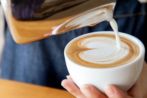 Cómo verter gratis una taza de café con leche — Foto de Stock