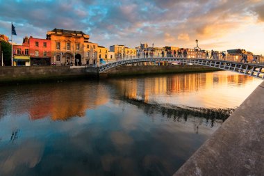 Ha'Penny Bridge, Dublin, İrlanda.