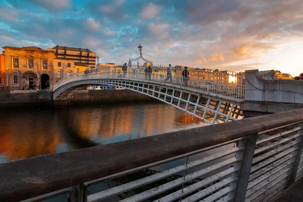 Ha'Penny Bridge, Dublin, İrlanda.