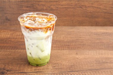 Plastik ahşap backgr camına buzlu matcha ve espresso kahve
