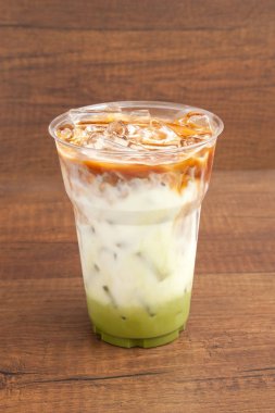 Plastik ahşap backgr camına buzlu matcha ve espresso kahve