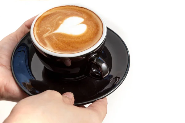 Kaffeetasse mit herzförmigem Latte Art auf der Oberseite, Hände servieren die — Stockfoto